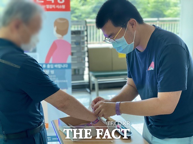 청주시가 노인복지관 5곳을 이용하는 노인들에게 코로나19 감염 예방 팔찌를 보급했다. / 청주시 제공