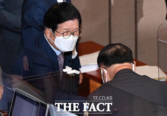 박병석 국회의장과 인사하는 홍남기 부총리