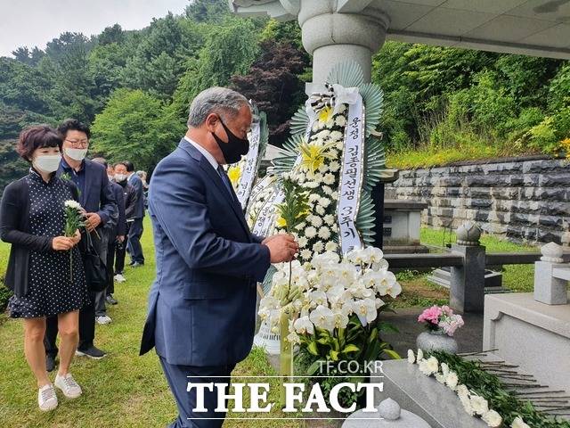 이용우 전 부여군수가 헌화하며 고인을 추모했다./김다소미 기자