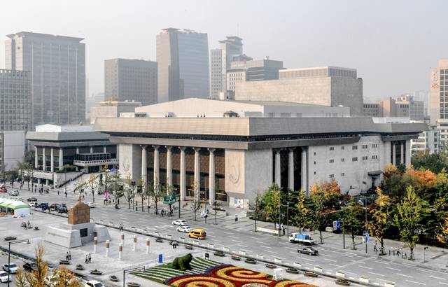 서울시가 세종문화회관 재건축을 비롯해 광화문 인근의 미술관을 연계한 문화벨트를 조성하기 위한 논의를 진행하고 있다. /세종문화회관 제공