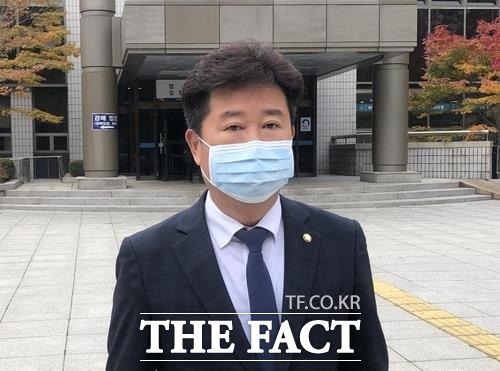 수원고법 형사2부(김경란 부장판사)는 23일 공직선거법 위반 혐의로 불구속 기소된 이 의원에 대해 무죄를 선고한 원심을 깨고 벌금 300만원을 선고했다. /더팩트DB
