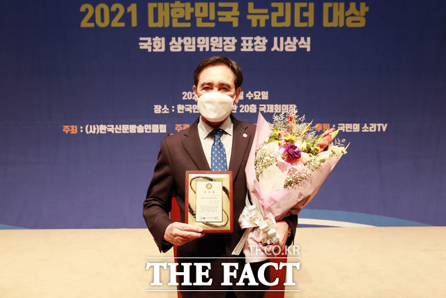 오범구 의정부시의회의장이 23일 2021 대한민국 뉴리더 대상 지방자치의정부문 대상을 수상한 뒤 기념촬영을 하고 있다. /의정부시의회 제공