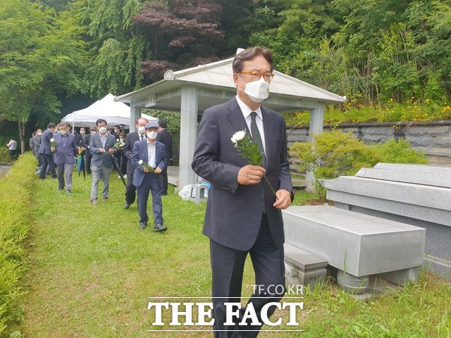 헌화하러 이동하는 정진석 의원./김다소미 기자