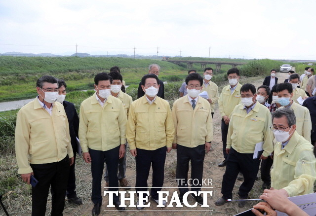 23일 김영록 전라남도지사가 나주시 문평천 재해복구사업 현장을 방문, 재해복구사업 추진현황 및 우기대비 조치사항 등을 점검하기 위해 도민안전실장으로부터 현황을 청취하고 있다. /전남도 제공