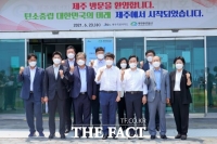  원희룡 지사와 이준석 대표 신재생에너지홍보관 방문[TF포토]