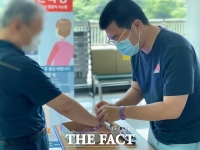  청주시 맞춤형 발열체크 팔찌, 노인복지관에 보급 '호응'