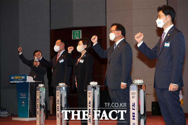노형욱 국토교통부 장관, 김 총리, 진선미 국회 국토교통위원장, 김상수 대한건설단체총연합회장(왼쪽부터)이 건설안전 슬로건 선포식을 하고 있다.