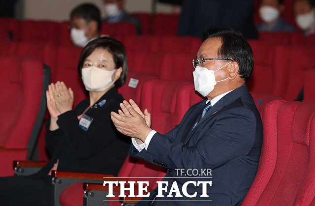 김부겸 국무총리(오른쪽)와 진선미 국회 국토교통위원장이 박수를 치고 있다.