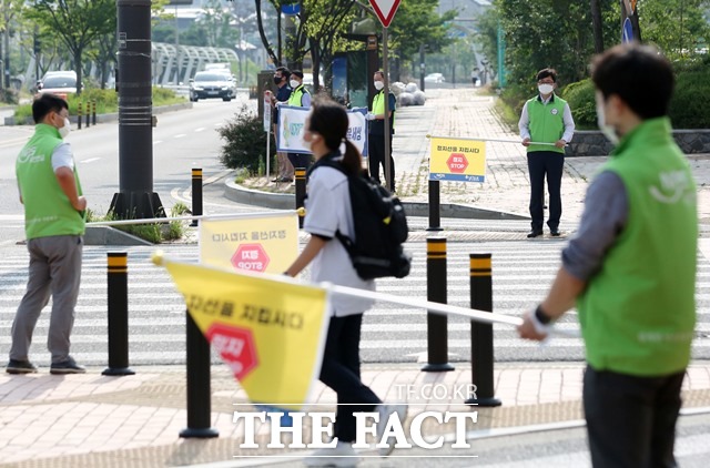 24일 오전 LX한국국토정보공사와 국민연금공단, 전기안전공사, 대한산업안전협회, 대한산업보건협회 등 전북혁신안전보건허브 기관 임직원들이 전북 전주시 만성초등학교 인근에서 교통안전캠페인을 펼치고 있다. /LX공사 제공