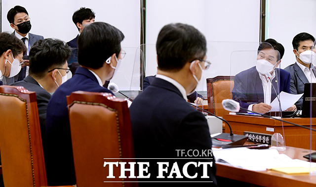 법안 발의에 앞서 김현수 장관에게 농지대장 개인정보 관련 질의하는 주철현 더불어민주당 의원.