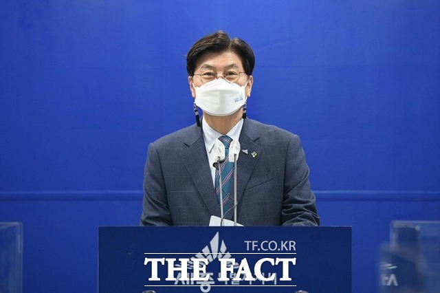 24일 이춘희 세종시장이 정례브리핑을 하고 있다./세종시 제공