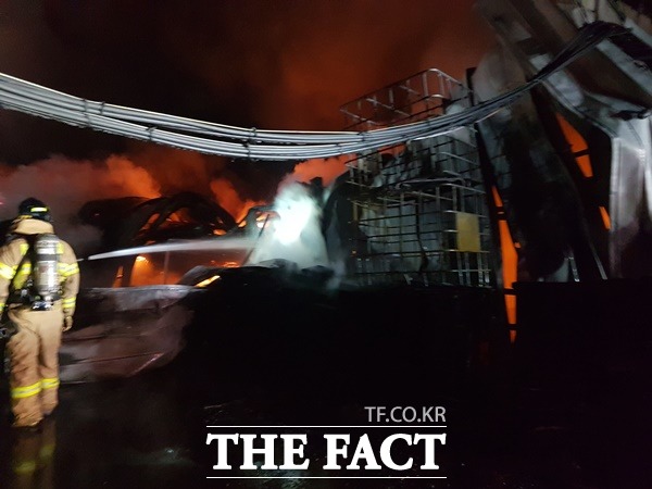 24일 오전 2시 12분께 대구 달성군 논공로 한 고무연료공장에서 화재가 발생해 소방당국이 진화 중이다./대구소방안전본부 제공
