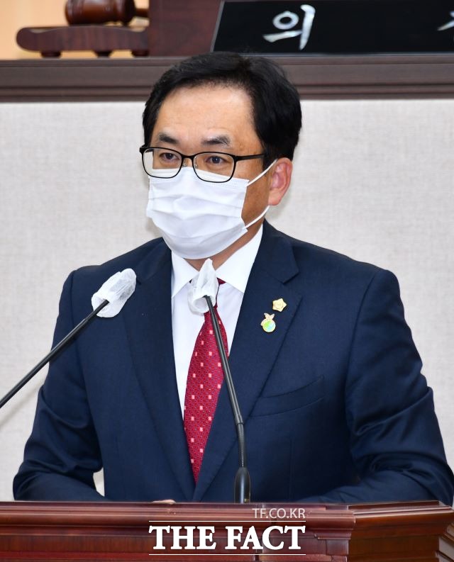 이상우 여수시의원은 24일 시민의 바다 조망권을 막고 자연경관을 훼손할 우려가 큰 경도 레지던스 건립을 철회하라며 성명서를 발표했다. /더팩트DB