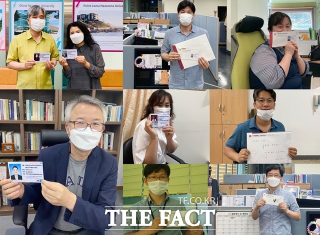 나사렛대성결회교단 목회자와 교직원들이 외국인 유학생들을 위해 기도 후원을 하고 있다. / 나사렛대 제공