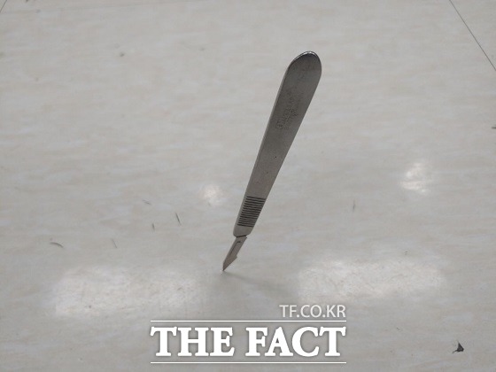 부산대병원 간호사들이 지난달 수술실에서 A 의사가 던져서 바닥에 꽂혔다고 주장하는 수술용 칼. / 부산대병원 노조 제공