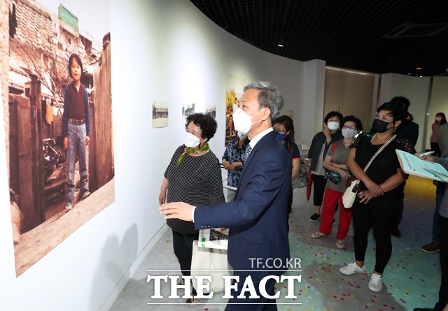 25일 성매매업소에서 예술공간으로 탈바꿈한 ‘뜻밖의 미술관’에서 이 일대 주민들을 통해 옛 전주역과 점빵 등 마을의 역사를 살펴볼 수 있는 사진 전시회가 열렸다. /전주시 제공