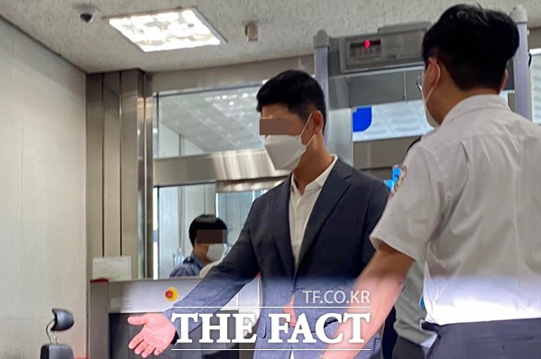 후배 선수에게 성추행 등을 한 혐의를 받는 전 대구FC 선수가 10일 오후 2시 20분께 구속 전 피의자 심문(영장실질심사)이 열리는 대구지법에 들어서고 있다./더팩트DB