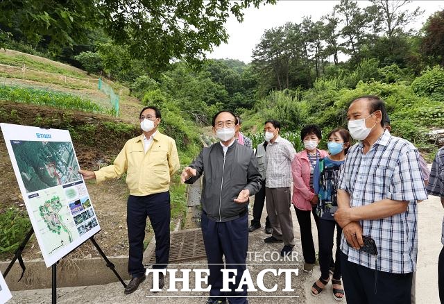 전북 임실군이 임실읍 소재지를 둘러싼 봉황산 생태공원 조성사업이 오는 7월부터 본격적으로 공사를 진행할 예정이다. 사진은 가운데 심민 임실군수가 현장을 점검하고 있다. /임실군 제공