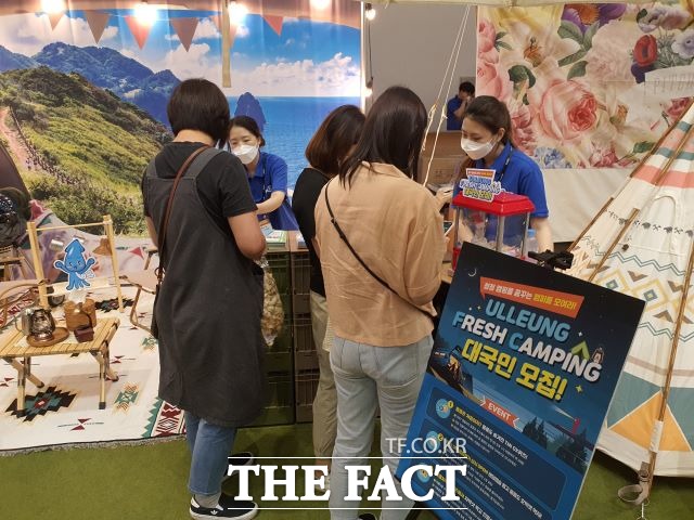 울릉군은 캠핑 박람회 참가를 통해 캠핑족(관광객)들을 대상으로 관내 캠핑 포인트 안내와 코로나19 청정지역 울릉도를 함께 홍보하며 캠핑이 국내 최고의 캠핑지임을 알리는 한편 주변 관광지들도 소개했다. /울릉군제공