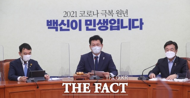 더불어민주당이 대선 경선 일정을 현행 대선 180일 전까지로 확정했다. 23일 민주당 최고위원회의에서 모두발언하는 송영길 대표(가운데)/이선화 기자