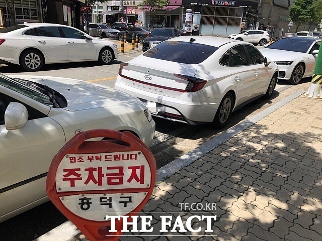 오송생명로 일대에 불법 주정차 된 차량들. / 청주=전유진 기자