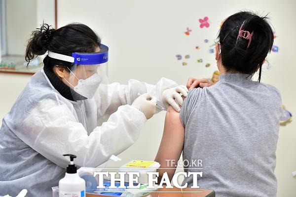 인천 부평구 보건소 관계자가 코로나19구 백신을 접종하고 있다. 사진/더팩트 DB