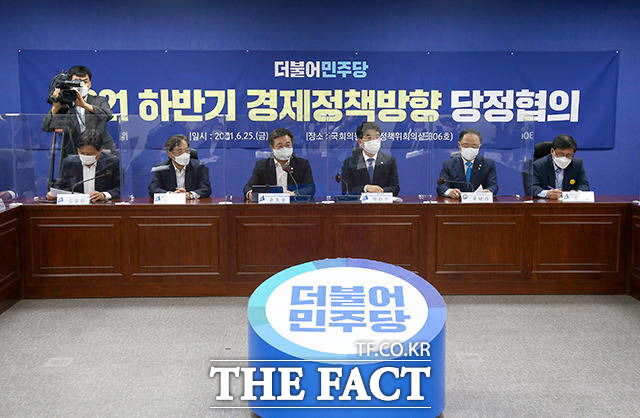 윤호중(왼쪽에서 세 번째) 더불어민주당 원내대표가 25일 국회 의원회관에서 열린 ‘2021 하반기 경제정책방향 당정협의’에 참석해 발언하고 있다. /이선화 기자