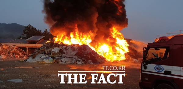 25일 오전 4시 48분께 경북 상주시 낙동면 산촌리에 위치한 폐기물처리업체서 화재가 발생해 소방당국이 진압 중이다./경북소방본부 제공