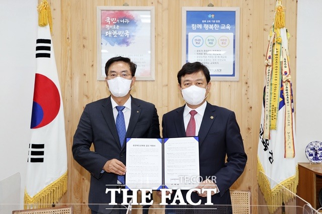 충북도교육청이 25일 NH농협은행 충북영업본부(본부장 서덕문)와 교육금고 약정을 한 가운데 도교육청 교육감 집무실에서 열린 약정 체결식에서 김병우 교육감(오른쪽)과 서덕문 NH 농협은행 충북영업본부장이 기념촬영을 하고 있다. / 충북도교육청 제공