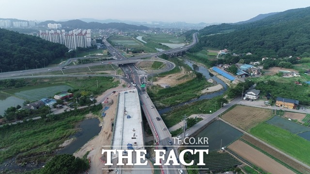 아산시가 국토교통부의 제5차 국도·국지도 5개년 계획에 ‘국도39호선 확포장 공사’와 ‘국지도 70호선 확포장 공사’ 반영을 위해 행정력을 집중하고 있다. 사진은 국도39호(송악 외암교) 확포장 공사 현장 모습. / 아산시 제공