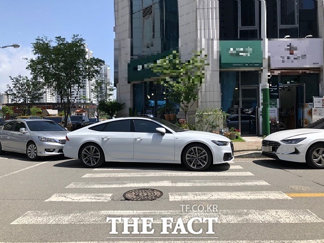 차량 한대가 오송생명로 일대 횡단보도에 불법주정차를 했다. 횡단보도는 4대 불법주정차 금지구역이다. / 청주=전유진 기자