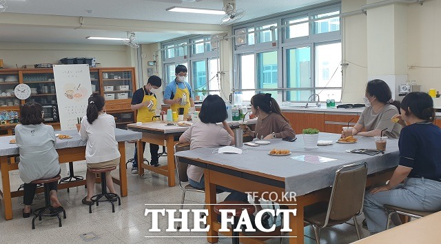 대전 갈마중학교 특수학급 학생들이 카페 솔을 운영하고 있다. / 대전교육청 제공