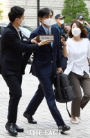  덤덤한 표정으로 법정 향하는 조국 [포토]