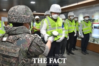  한국전쟁 영령에게 헌화하는 이낙연 [포토]