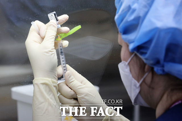 코로나19 예방접종대응추진단은 26일 0시 기준 코로나19 백신 1차 접종자가 4만6444명 늘어 누적 1526만3225명을 기록했다고 밝혔다. /사진공동취재단
