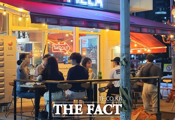 25일 부산 수영구 광안리해수욕장 인근의 한 식당. 자정에 가까운 시간이지만 여전히 손님들로 가득하다./부산=김신은 기자.