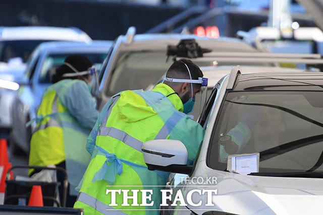25일(현지시간) 호주 시드니 본다이비치에 마련된 코로나19 임시 검사소에서 자동차에 탄 사람들이 코로나19 검사를 받고 있다.