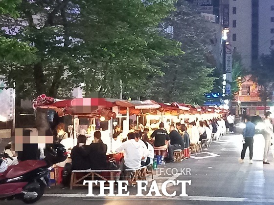 ‘9인 미만 사적 모임’해제가 된 첫 주말인 25일 자정쯤 부산의 대표적인 중심가 ‘서면’ 에 있는 롯데백화점 인근 포장마차 거리 풍경. /부산=조탁만 기자.