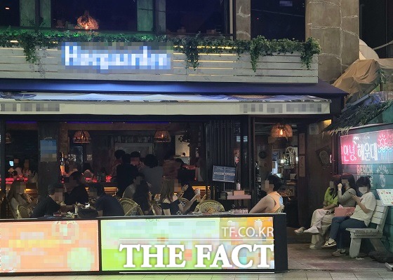 25일 부산 해운대해수욕장 인근의 한 펍. 자정에 가까운 시간이지만 여전히 손님들로 가득하다./부산=김신은 기자.