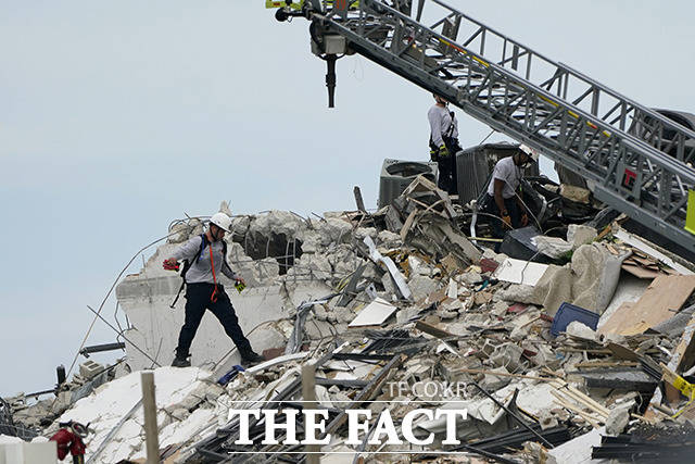미 플로리다주 마이애미데이드 카운티 서프사이드에서 12층짜리 챔플레인 타워 사우스 아파트가 무너져 구조대가 실종자 수색 작업을 하고 있다. / 서프사이드=AP.뉴시스