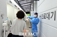  코로나19 신규 확진 668명... 발길 이어지는 선별진료소 [포토]