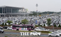  새 거리두기 시행을 앞둔 주말, 차량으로 가득찬 공항 주차장 [포토]
