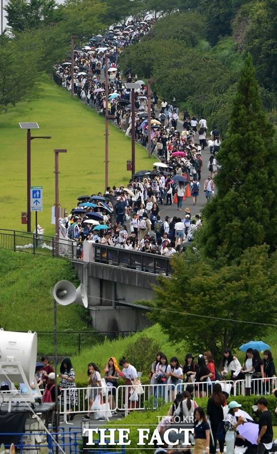 한류가수들이 대규모 해외 공연의 하나로 일본에서 진행할 때는 4대 또는 6대 돔 투어를 한다. 사진은 2019년 7월 일본 시즈오카 스타디움 에코파에서 열린 BTS 콘서트에 입장하기 위해 줄을 선 일본 관객들. /시즈오카(일본)=이덕인 기자