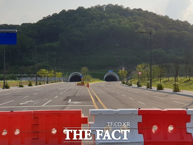 오송2단지와 국도 1호선을 연결하는 진입도로가 준공된지 수개월이 지나도록 개통이 지연되고 있다. / 청주=유재성 기자