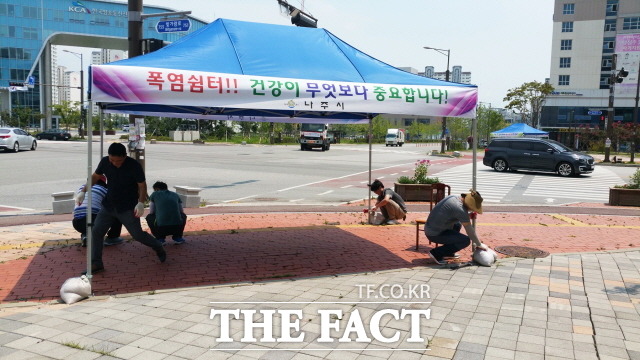 나주시가 폭염·집중호우·태풍 등 여름철 자연재난 대비 총력전에 돌입한다. 사진은 그늘막 쉼텀 설치하는 모습./나주시 제공