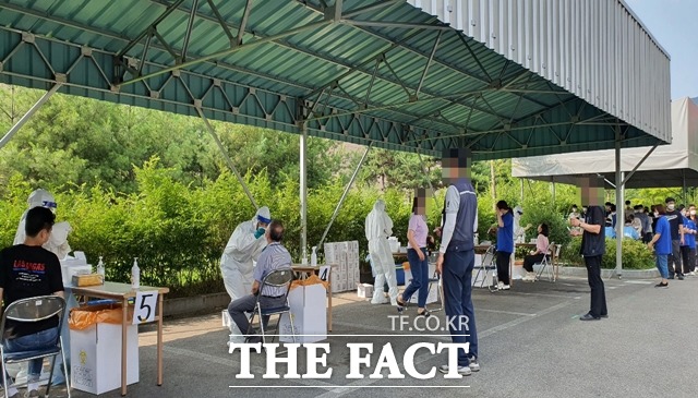풍세산단 발 코로나19 확진자가 20여 명을 넘겼다. 사진은 풍세산단에 마련된 임시선별진료소에서 근로자들이 코로나 19검사를 받는 모습. / 천안시 제공