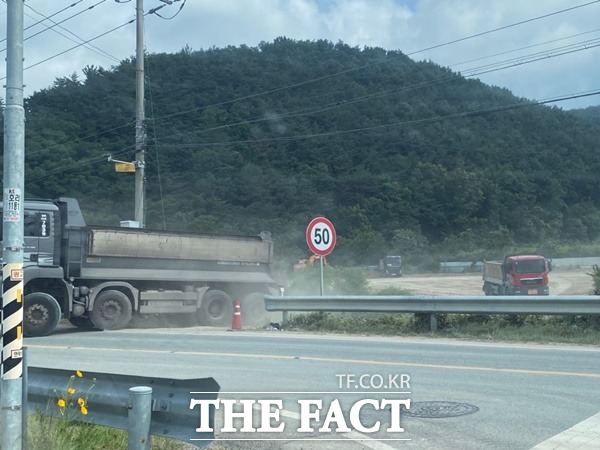 한화포레나가 포항이인지구 아파트건설 현장에서 반출되는사토를 무단형질 변경에다 무단 하천 점용 허가 신고 않은채 공사를하다 포항시로부터 원상복구 명령을 받았지만 28일 현장에서는 여전히 차량들이 드나들고 있다./포항=오주섭기자