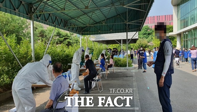 풍세산단발 코로나19 확진자가 20명을 넘었다. 풍세산단에 마련된 임시선별진료소에서 근로자들이 코로나 19검사를 받고 있다. / 천안시 제공