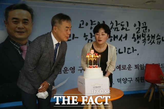 고양시 김운영 덕양구청장이 40여 년의 공직생활에 마치고 자연인으로 새 출발을 한다. 그는 25일 구청 소회의실에서 가족과 직원들이 모인 가운데 조촐한 퇴임식을 가졌다./고양시 제공