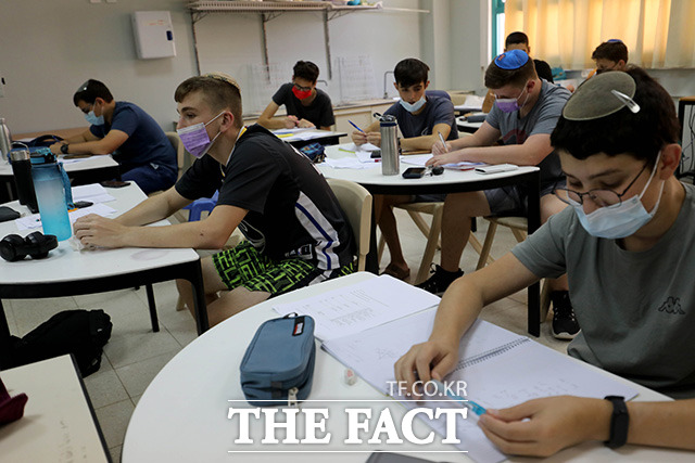 24일(현지시간) 이스라엘 중부도시 모디인의 한 고등학교에서 학생들이 마스크를 착용한 채 수업을 하고 있다. /모디인=신화.뉴시스